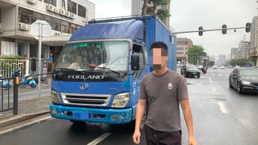 货车爆改“上下铺”!卖菜累了这样躺,很危险…… 货车爆改“上下铺”!卖菜累了这样躺,很危险……