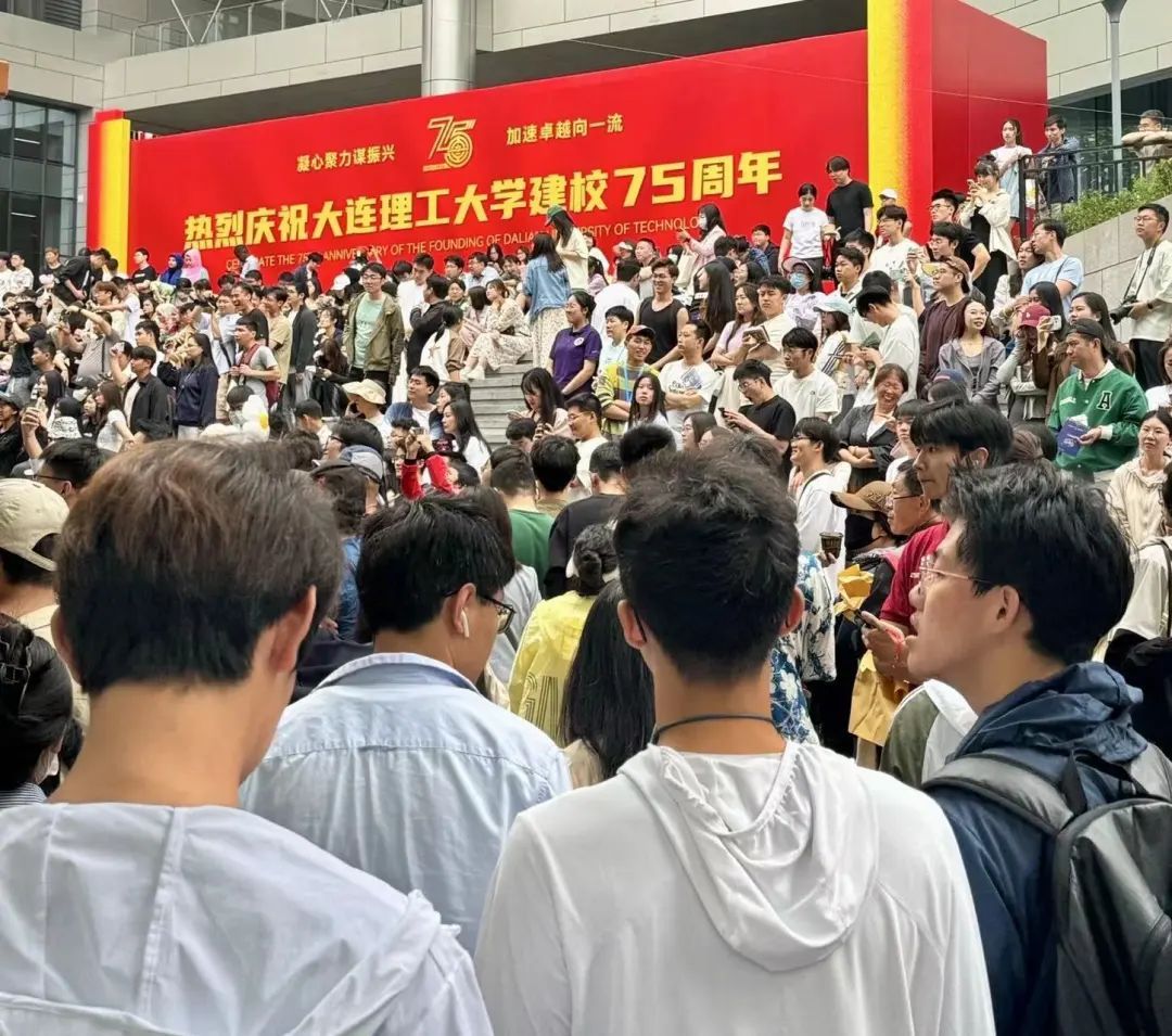 校庆请全校吃3.6吨大蛋糕？网友：“逛了2万步，看了2万人，吃了2万斤”