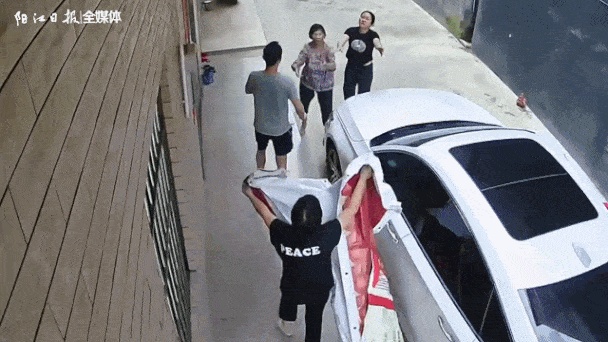 85岁老人协同邻居营救坠楼女童：“接不住也要接，手断了总好过小孩摔地上！”