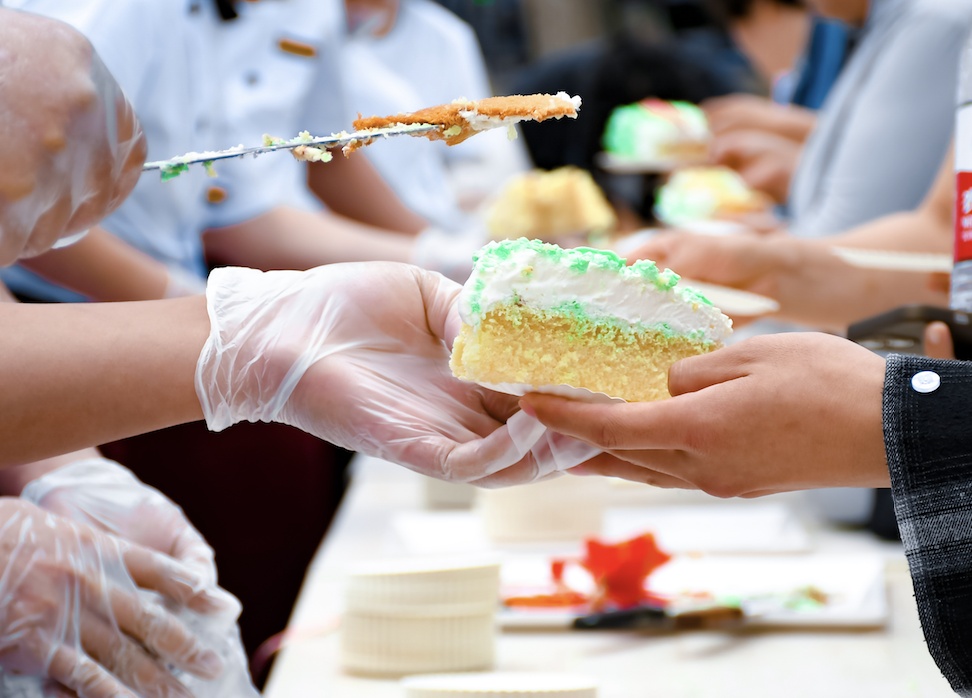 校庆请全校吃3.6吨大蛋糕？网友：“逛了2万步，看了2万人，吃了2万斤”