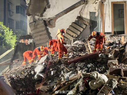 直击安徽铜陵小区楼房坍塌救援现场