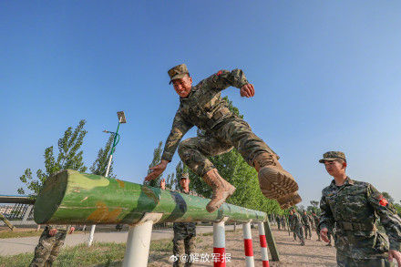 围观！感受400米障碍训练现场