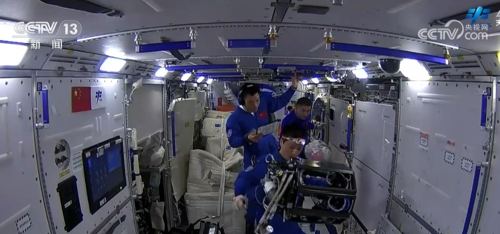 状态良好 神舟十八号航天员近日将择机实施出舱活动 状态良好 神舟十八号航天员近日将择机实施出舱活动