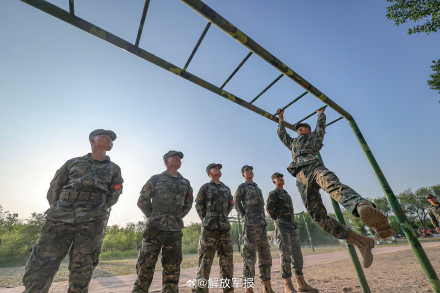 围观！感受400米障碍训练现场
