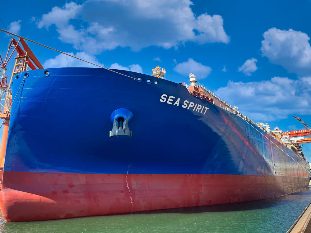 我国自主研发17.5万立方米LNG船在大连出坞