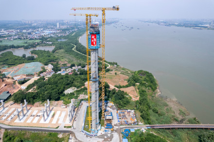 世界最大跨径四主缆悬索桥南岸主塔率先封顶 世界最大跨径四主缆悬索桥南岸主塔率先封顶