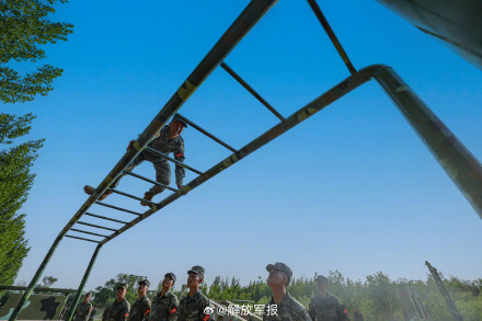 围观！感受400米障碍训练现场