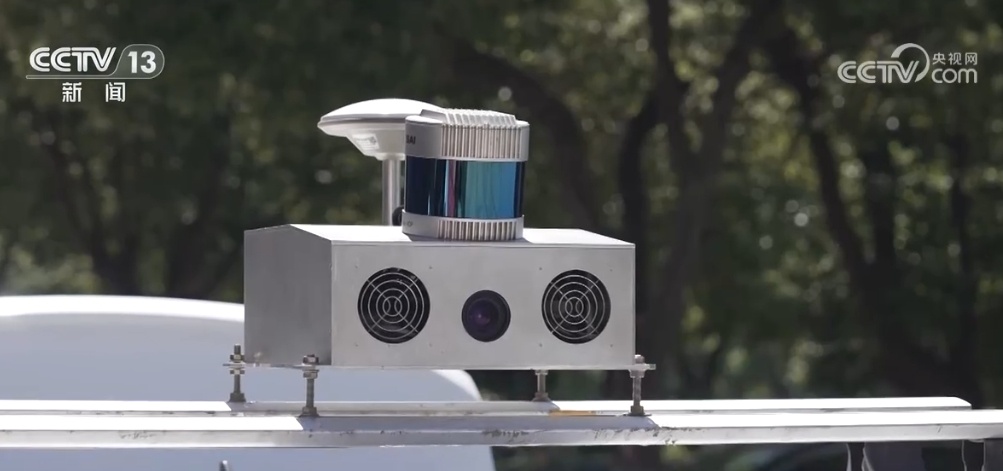 当新质生产力赋能就业市场 来看地图采集员如何给无人快递车装“大脑”