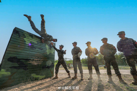 围观！感受400米障碍训练现场