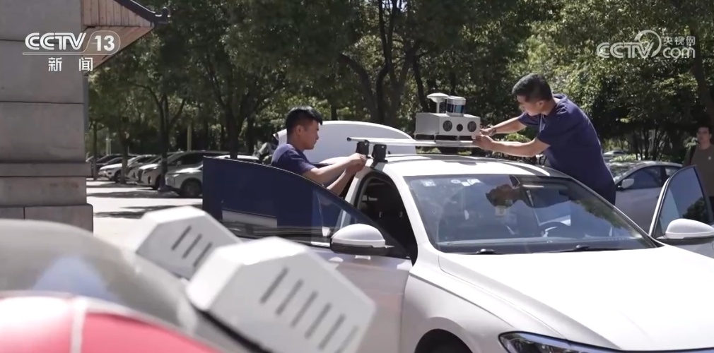 当新质生产力赋能就业市场 来看地图采集员如何给无人快递车装“大脑”