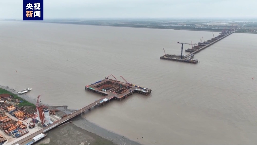 崇启公铁长江大桥两主墩首节塔柱浇筑完成