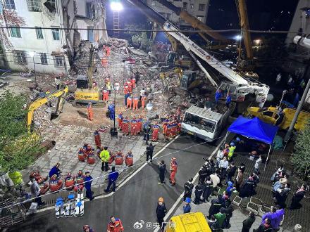 直击安徽铜陵小区楼房坍塌救援现场