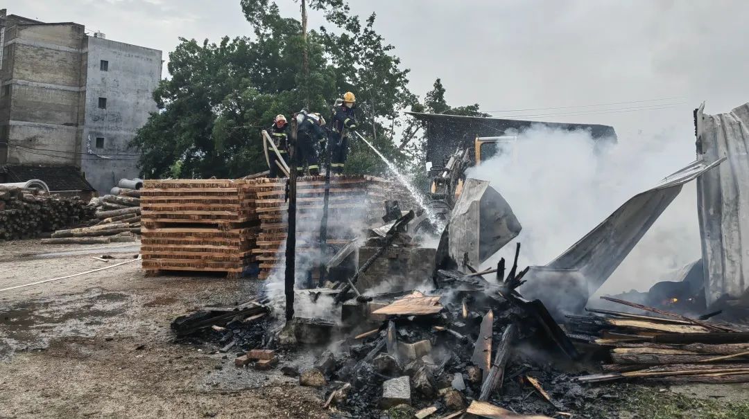 熬个猪油,竟把厨房“熬没了”! 熬个猪油,竟把厨房“熬没了”!