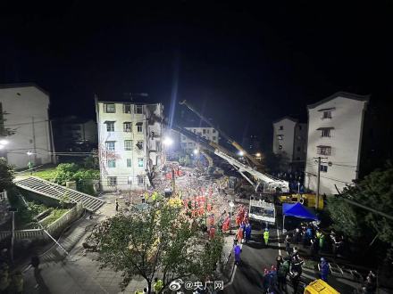 直击安徽铜陵小区楼房坍塌救援现场