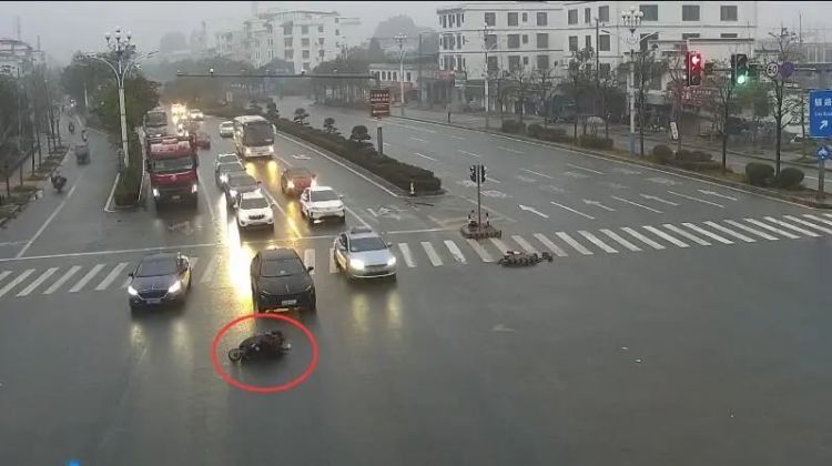 男子过马路一分钟就被撞了3次!交警:负全责 男子过马路一分钟就被撞了3次!交警:负全责