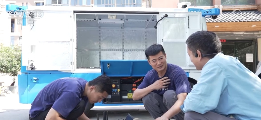 当新质生产力赋能就业市场 来看地图采集员如何给无人快递车装“大脑”