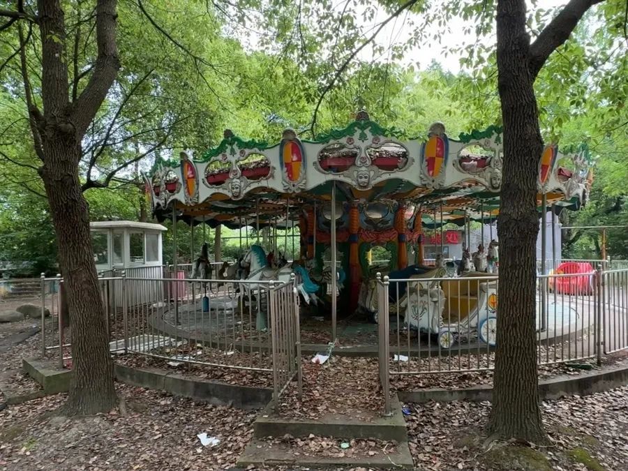 有2个迪士尼大！上海这座乐园荒废后成热门“取景地”→