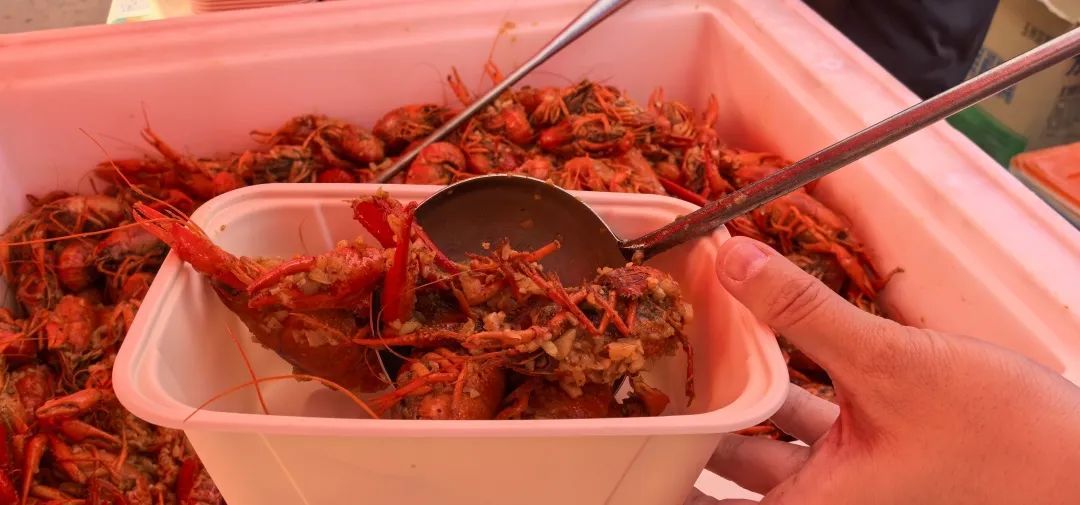 校庆请全校吃3.6吨大蛋糕？网友：“逛了2万步，看了2万人，吃了2万斤”