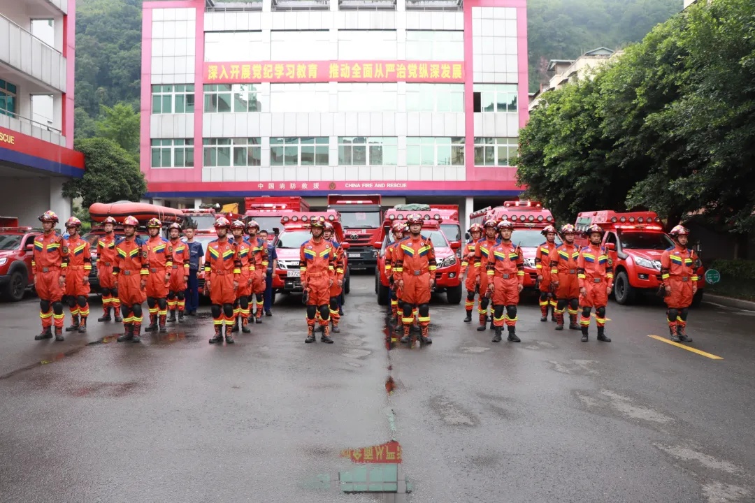 四川凉山州突发5.0级地震!直击出动现场→ 四川凉山州突发5.0级地震!直击出动现场→