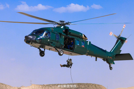 酷！武警特战队员直升机融合训练