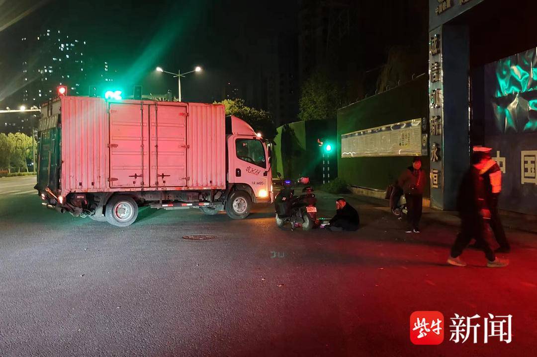 货车转弯撞到闯红灯电动车,司机下车搀扶意外发现他饮酒驾驶 货车转弯撞到闯红灯电动车,司机下车搀扶意外发现他饮酒驾驶
