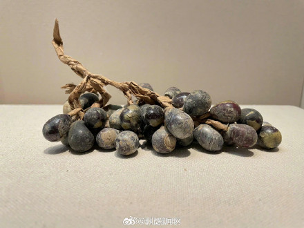 河北这串来自北宋的“烂葡萄”火了!竟然是用玻璃吹的 河北这串来自北宋的“烂葡萄”火了!竟然是用玻璃吹的