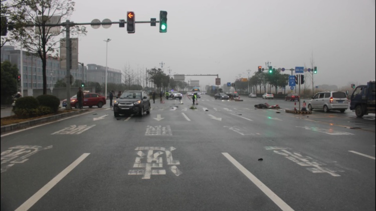 男子过马路一分钟就被撞了3次!交警:负全责 男子过马路一分钟就被撞了3次!交警:负全责