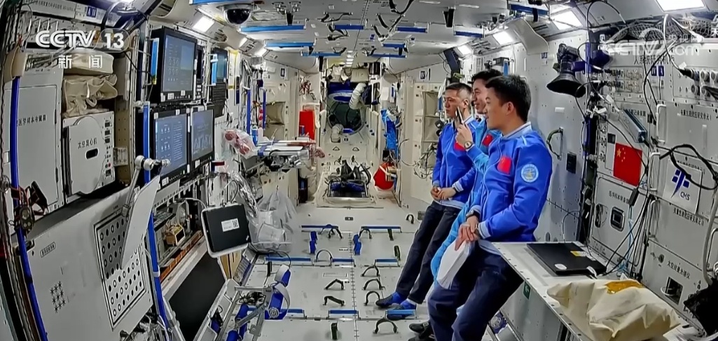 状态良好 神舟十八号航天员近日将择机实施出舱活动 状态良好 神舟十八号航天员近日将择机实施出舱活动