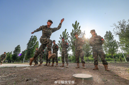 围观！感受400米障碍训练现场