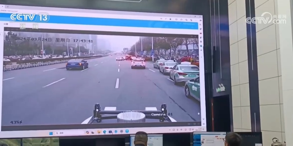 当新质生产力赋能就业市场 来看地图采集员如何给无人快递车装“大脑”