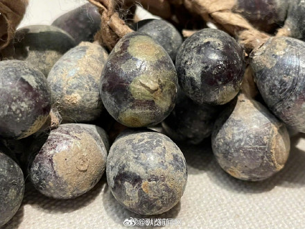 河北这串来自北宋的“烂葡萄”火了!竟然是用玻璃吹的 河北这串来自北宋的“烂葡萄”火了!竟然是用玻璃吹的