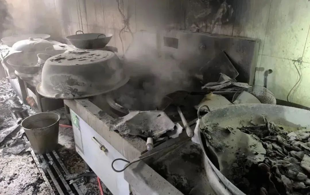 熬个猪油,竟把厨房“熬没了”! 熬个猪油,竟把厨房“熬没了”!