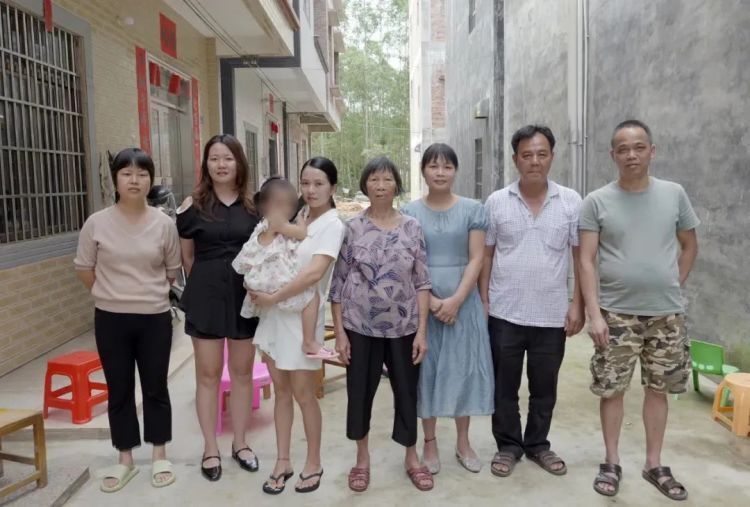 85岁老人协同邻居营救坠楼女童：“接不住也要接，手断了总好过小孩摔地上！”