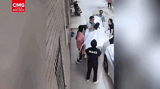 85岁老人协同邻居营救坠楼女童：“接不住也要接，手断了总好过小孩摔地上！”