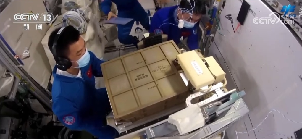 状态良好 神舟十八号航天员近日将择机实施出舱活动 状态良好 神舟十八号航天员近日将择机实施出舱活动