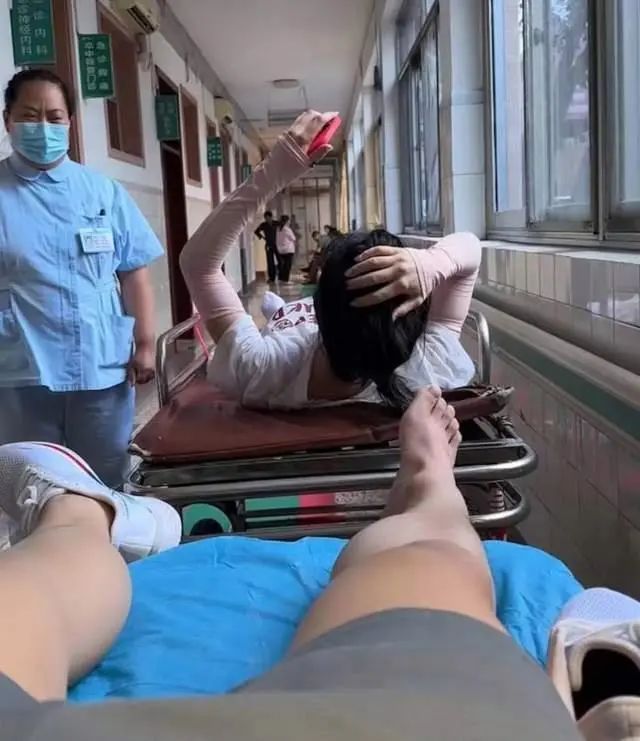 知名综艺节目录制现场突发意外,有参赛者摔骨折 知名综艺节目录制现场突发意外,有参赛者摔骨折