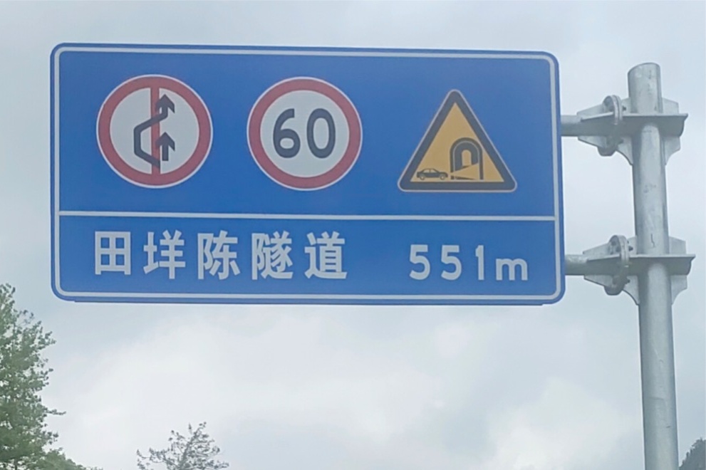 9人隧道飙车致1人死亡！69岁老人组摩托车队，“平均年龄四五十岁”