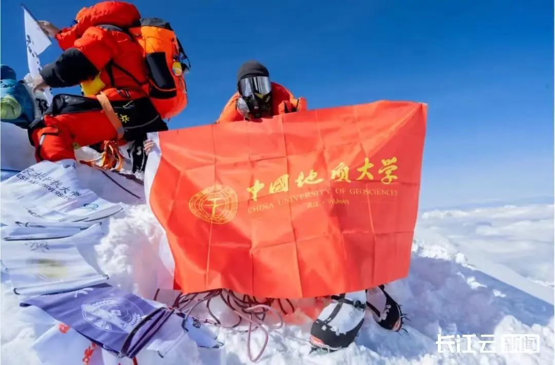 湖北“00后”大学生登顶珠峰！