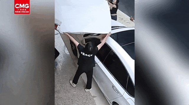 85岁老人协同邻居营救坠楼女童：“接不住也要接，手断了总好过小孩摔地上！”