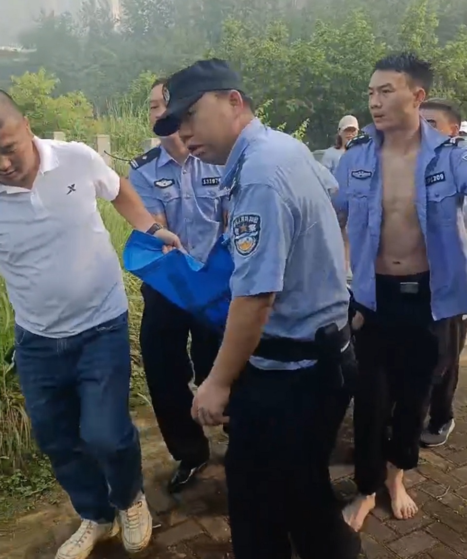 男子清晨从跳桥轻生，娄底辅警狂奔200米跳水营救：这是他第三次救人