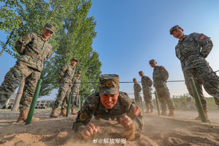 围观！感受400米障碍训练现场