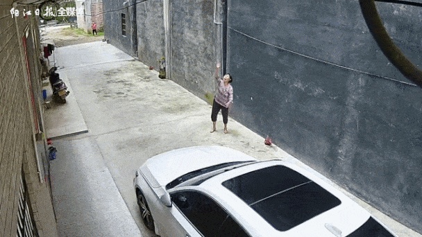 85岁老人协同邻居营救坠楼女童：“接不住也要接，手断了总好过小孩摔地上！”