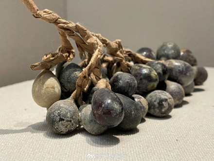 河北这串来自北宋的“烂葡萄”火了!竟然是用玻璃吹的 河北这串来自北宋的“烂葡萄”火了!竟然是用玻璃吹的