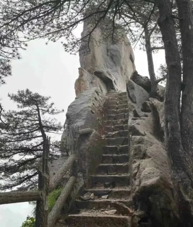 黄山飞来石遭雷击多人受伤?景区回应 黄山飞来石遭雷击多人受伤?景区回应