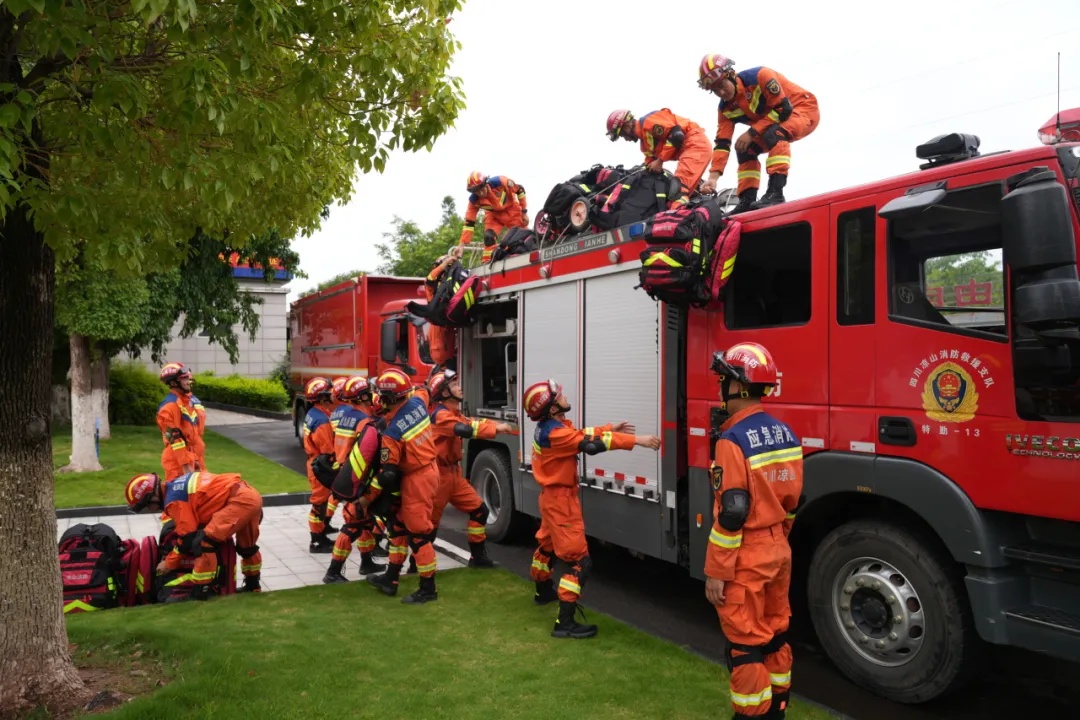 四川凉山州突发5.0级地震!直击出动现场→ 四川凉山州突发5.0级地震!直击出动现场→
