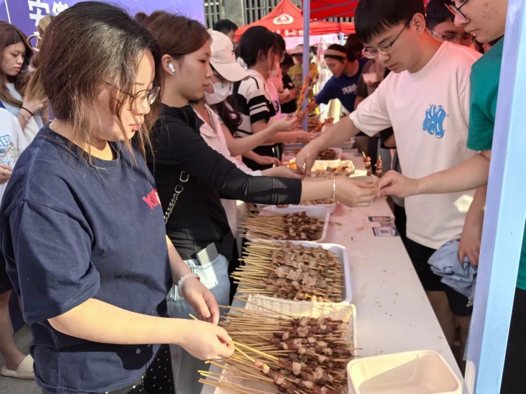 校庆请全校吃3.6吨大蛋糕？网友：“逛了2万步，看了2万人，吃了2万斤”