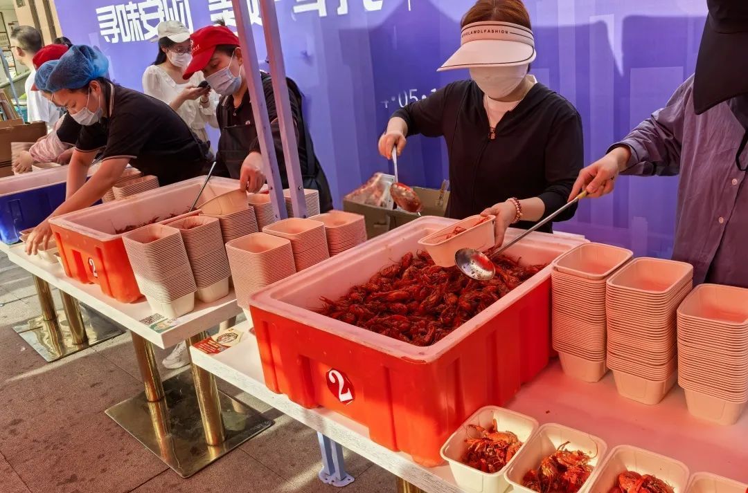 校庆请全校吃3.6吨大蛋糕？网友：“逛了2万步，看了2万人，吃了2万斤”