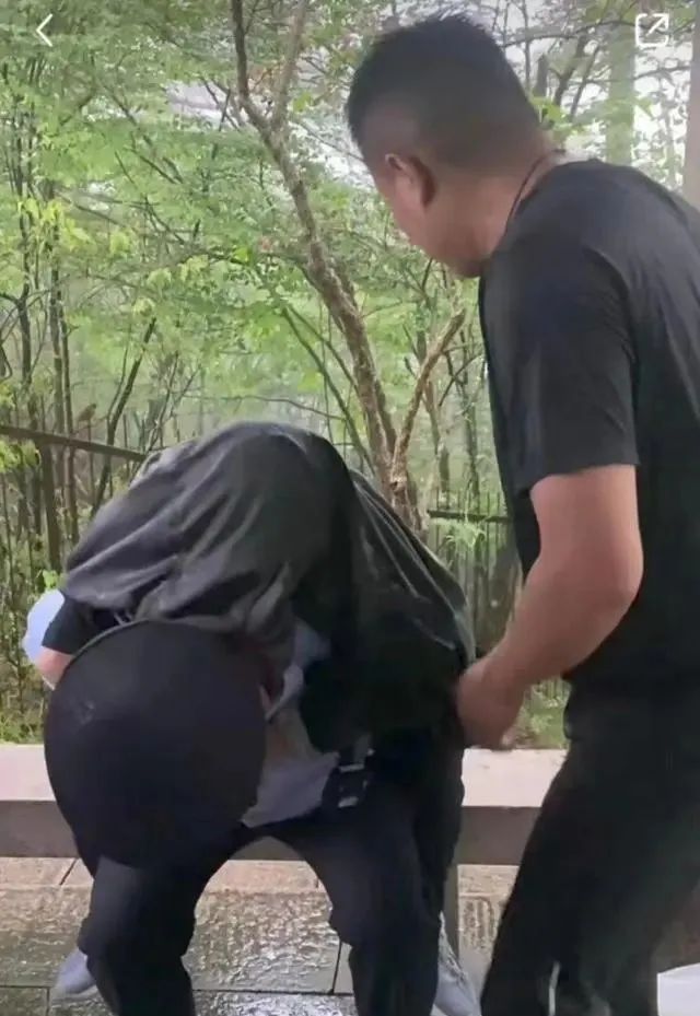 黄山飞来石遭雷击多人受伤?景区回应 黄山飞来石遭雷击多人受伤?景区回应