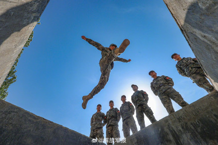 围观！感受400米障碍训练现场