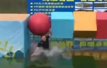 《快乐向前冲》录制现场突发意外,有参赛者摔骨折 《快乐向前冲》录制现场突发意外,有参赛者摔骨折